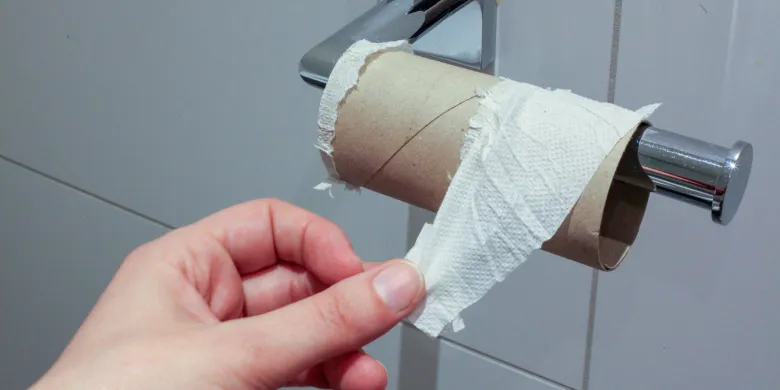 Trzymasz papier toaletowy w łazience? To wygodne, ale niebezpieczne rozwiązanie