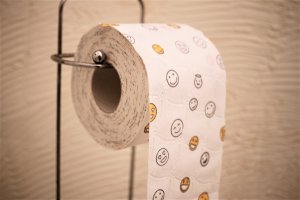 Trzymasz papier toaletowy w łazience? To wygodne, ale niebezpieczne rozwiązanie