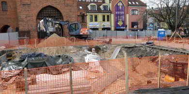 Artykuł: Olsztyn. Historyczna rondela zniknie pod betonową płytą. Plac przed Wysoką Bramą zmienia oblicze