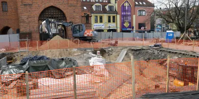 Olsztyn. Historyczna rondela zniknie pod betonową płytą. Plac przed Wysoką Bramą zmienia oblicze