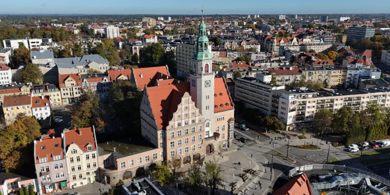 Plac Jana Pawła II: od „cmentarza ubogich” do centrum władzy
