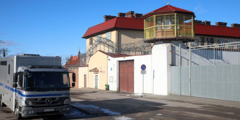 Umorzenie postępowania ws. przemocy w ZK w Barczewie. Szokująca relacja byłego osadzonego kontra ustalenia prokuratury