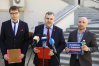 Lokalni przedstawiciele Konfederacji, od lewej: Mateusz Jakubowski, Piotr Lisiecki i Jacek Ostapczuk