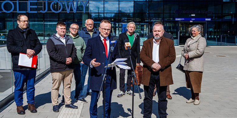 Rząd chce, żebyśmy mieszkali w dużych miastach? Bezpartyjni Samorządowcy vs. wykluczenie komunikacyjne