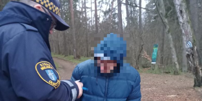 Nie wiedział, jak znalazł się w lesie. Strażnicy miejscy pomogli starszemu mężczyźnie wrócić do domu