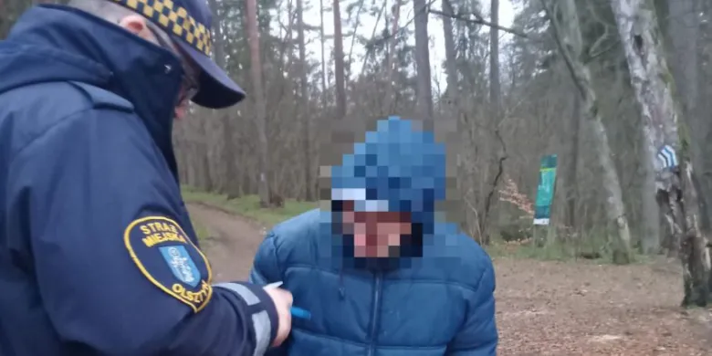 Nie wiedział, jak znalazł się w lesie. Strażnicy miejscy pomogli starszemu mężczyźnie wrócić do domu