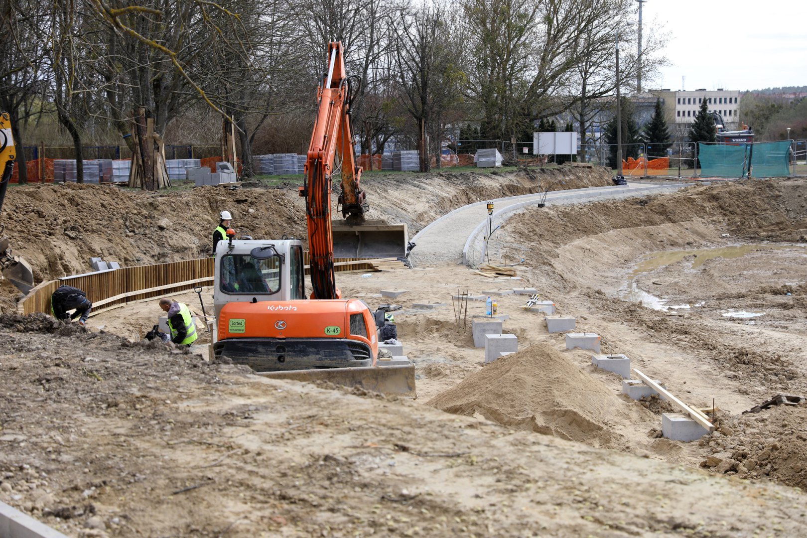 Głębokie wykopy w parku Kusocińskiego. Będzie miejsce dla szukających wytchnienia [ZDJĘCIA]
