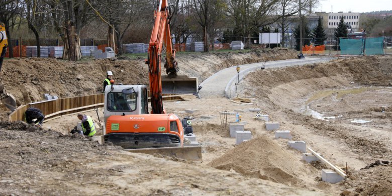 Głębokie wykopy w parku Kusocińskiego. Będzie miejsce dla szukających wytchnienia [ZDJĘCIA]