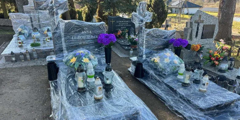 Gawrony i kawki opanowały cmentarz w Jezioranach. Mieszkańcy mają dość i owijają groby folią [ZDJĘCIA]
