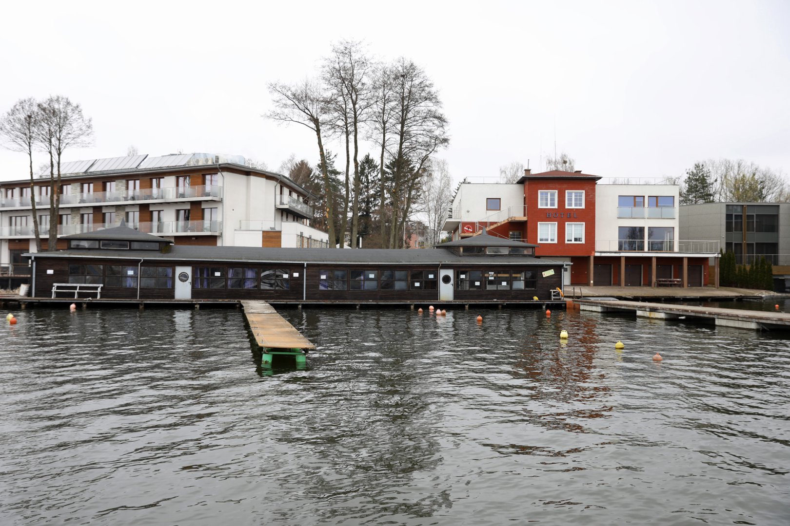 Olsztyn. Przystań Warmii nad jeziorem Ukiel sprzedana. Wpłynął wniosek o rozbiórkę [ZDJĘCIA]
