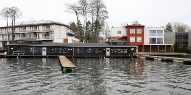 Artykuł: Olsztyn. Przystań Warmii nad jeziorem Ukiel sprzedana. Wpłynął wniosek o rozbiórkę [ZDJĘCIA]