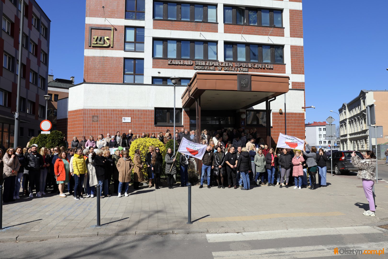 Protest przed oddziałem ZUS w Olsztynie. Pracownicy żądają 1200 zł podwyżki [ZDJĘCIA, WIDEO]