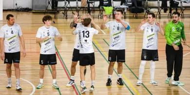 Piłka ręczna. Szczypiorniak z drugim zwycięstwem w sezonie. Zdecydowały karne