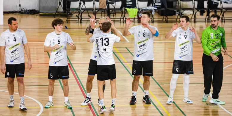 Piłka ręczna. Szczypiorniak z drugim zwycięstwem w sezonie. Zdecydowały karne