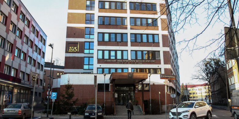 Artykuł: Fatalne dane z ZUS-u. Rekordzista wśród aktywnych płatników zalega ponad 800 mln złotych