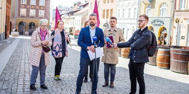 Artykuł: Mieszkańcy Olsztyna będą mogli udzielać się na sesjach rady miasta? Partia Razem zbiera podpisy