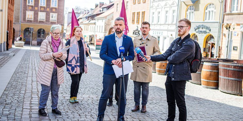Mieszkańcy Olsztyna będą mogli udzielać się na sesjach rady miasta? Partia Razem zbiera podpisy