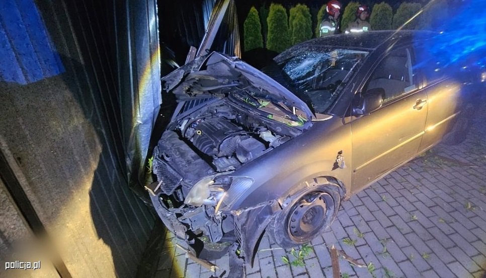 Olsztyn. Pijany 20-latek w BMW zdemolował ogrodzenie na Likusach