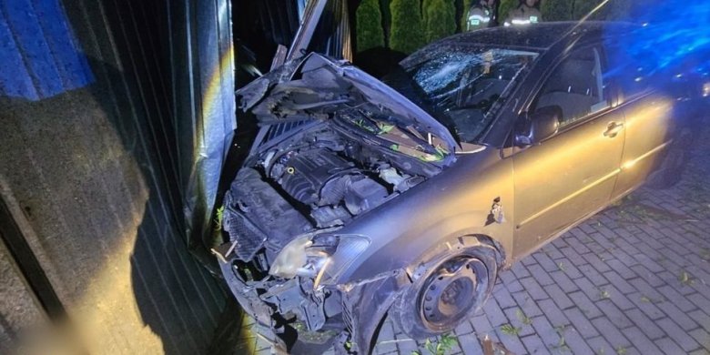 Olsztyn. Pijany 20-latek w BMW zdemolował ogrodzenie na Likusach