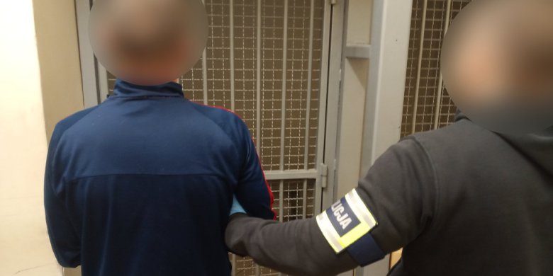 Kaplityny. 56-latek był tak pijany, że po wyjściu z Renault... zasnął