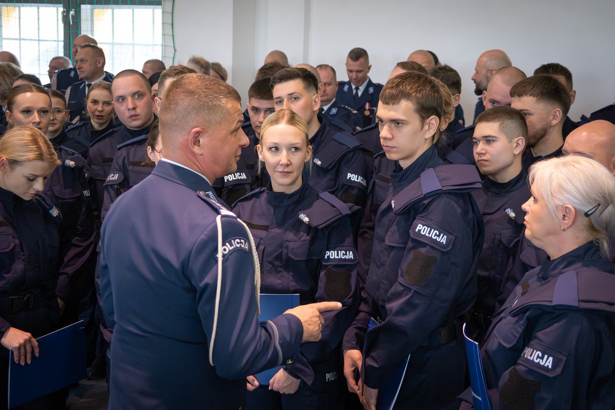 59 nowych policjantów już po ślubowaniu. Nabór do wciąż twa