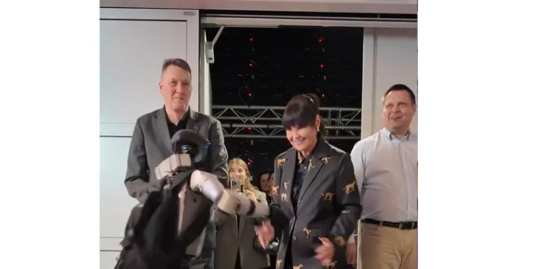 Olsztynianka, Iwona Pavlović tańczy z robotem-influencerem. Internet oszalał na punkcie tego duetu! [WIDEO]