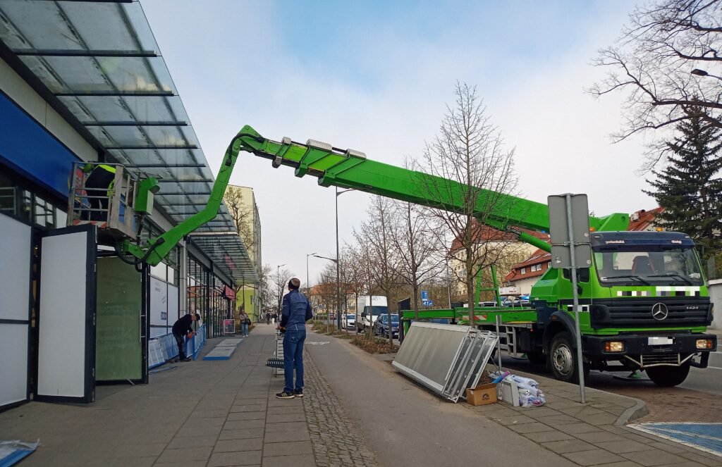 Olsztyn. Ryzykowne prace przy ul. Partyzantów