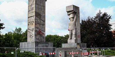 Artykuł: Najbardziej kontrowersyjny plac w Olsztynie. Czy Xawery Dunikowski zakpił z ówczesnej władzy?