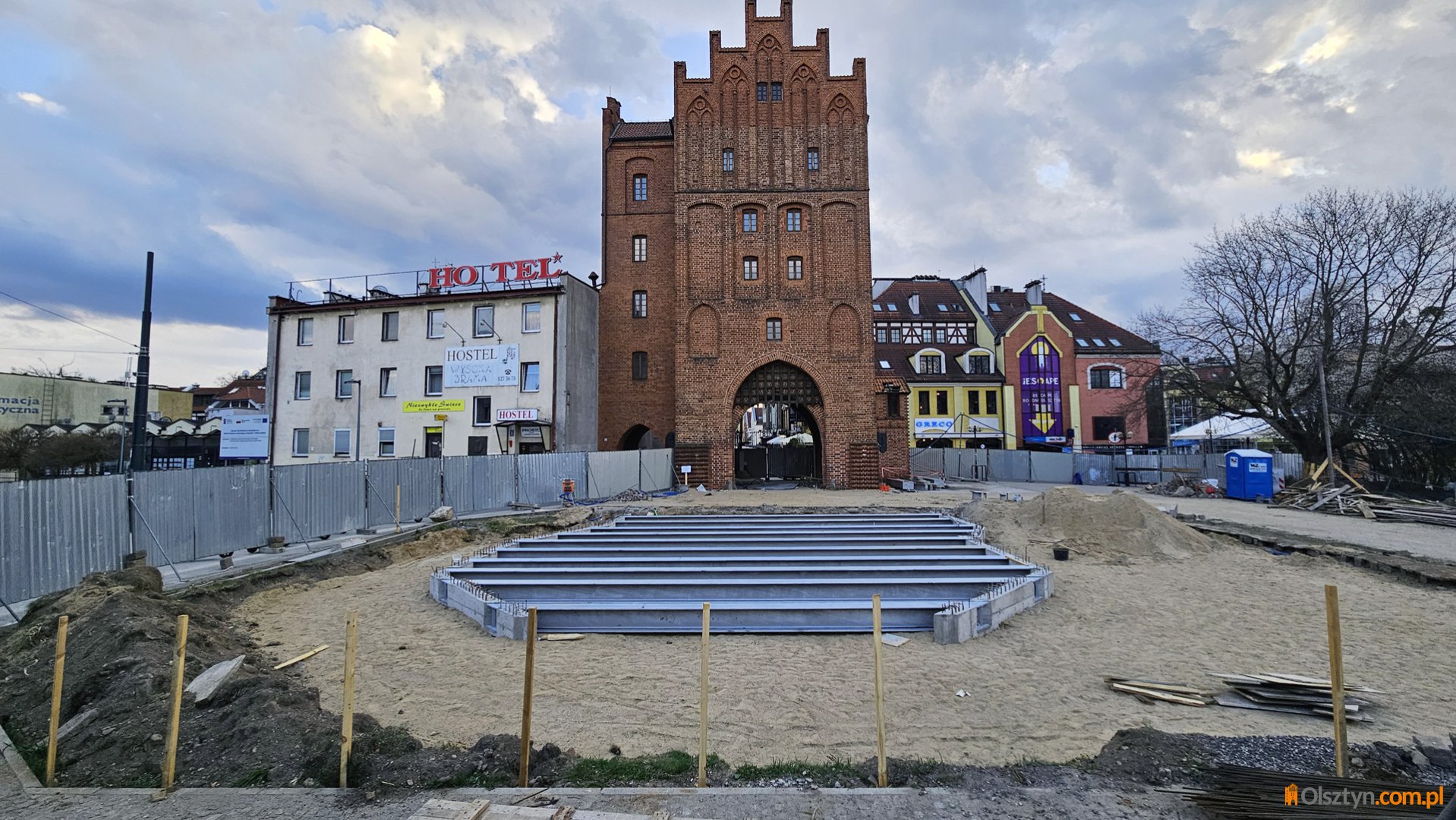 Po 14 latach została zasypana dziura przed Wysoką Bramą. Zobacz, jak teraz wygląda to miejsce [ZDJĘCIA, WIDEO]