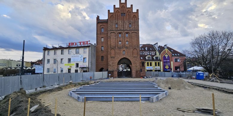 Po 14 latach została zasypana dziura przed Wysoką Bramą. Zobacz, jak teraz wygląda to miejsce [ZDJĘCIA, WIDEO]