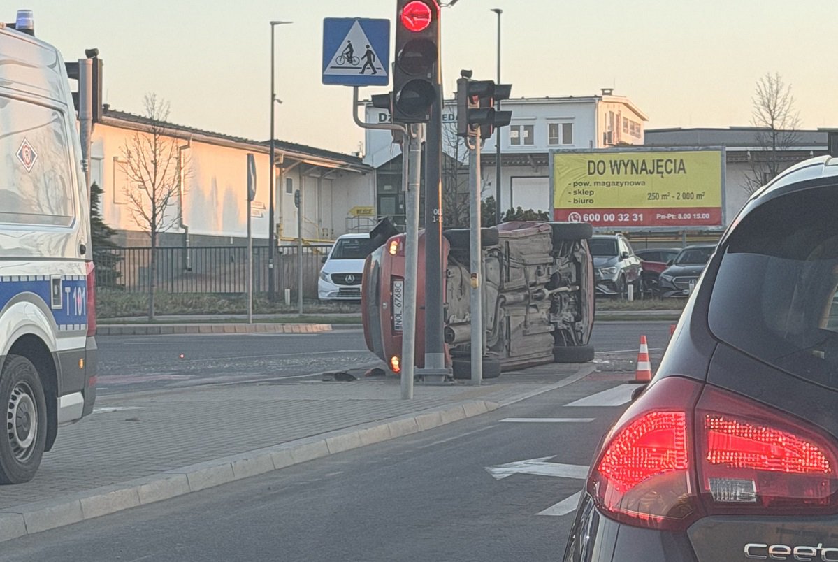 Olsztyn. Poranna kolizja przy zajezdni MPK. 58-latka w Skodzie wylądowała na boku