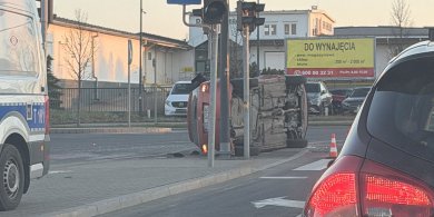 Artykuł: Olsztyn. Poranna kolizja przy zajezdni MPK. 58-latka w Skodzie wylądowała na boku