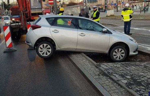 Olsztyn. 48-latek zawisł na krawężniku. Kierowca miał prawie 4 promile