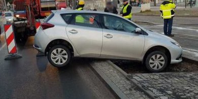 Artykuł: Olsztyn. 48-latek zawisł na krawężniku. Kierowca miał prawie 4 promile