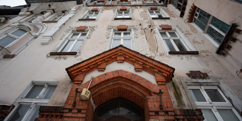 Wielka obniżka ceny za kamienicę w centrum Olsztyna. Czy miasto zarobi na pustostanie?