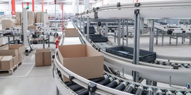 Artykuł: Hale produkcyjne – jak zaprojektować środowisko, które zwiększa wydajność, zamiast ją ograniczać?