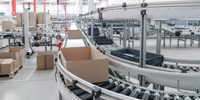 Hale produkcyjne – jak zaprojektować środowisko, które zwiększa wydajność, zamiast ją ograniczać?