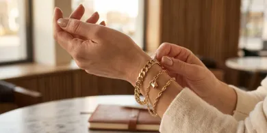 Poezja ruchu – jak złota bransoleta staje się ramą dla Twoich gestów