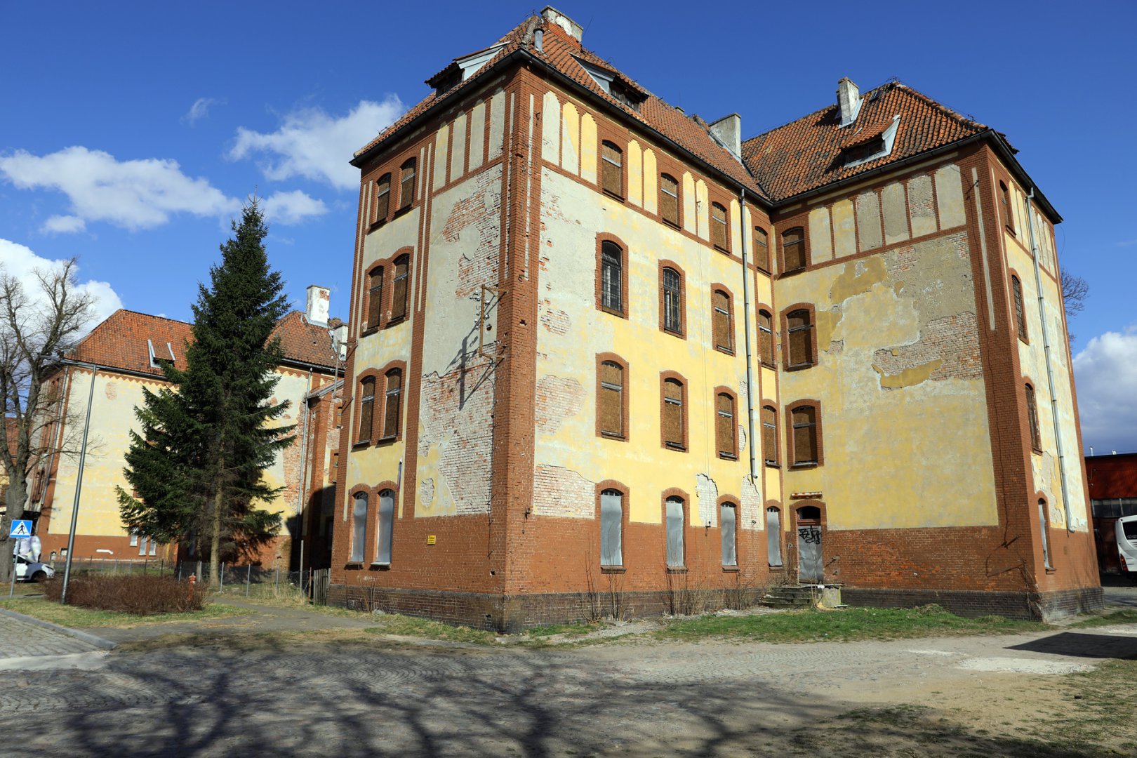 Osiedle Podleśna. PKP oferują deweloperom zabytkowe koszary "za torami" [ZDJĘCIA]