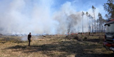 Artykuł: Ruciane-Nida. 20 zastępów walczy z pożarem 10 ha lasu [AKTUALIZACJA]