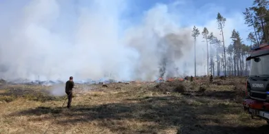 Ruciane-Nida. 20 zastępów walczy z pożarem 10 ha lasu [AKTUALIZACJA]