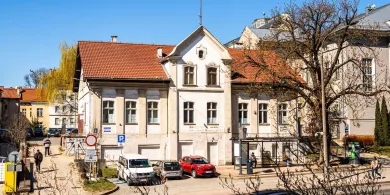 Stuletni kasztanowiec przy teatrze do wycinki. W każdej chwili może runąć