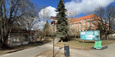 Artykuł: Historia ukryta między ulicami. Plac Andrzeja Wakara