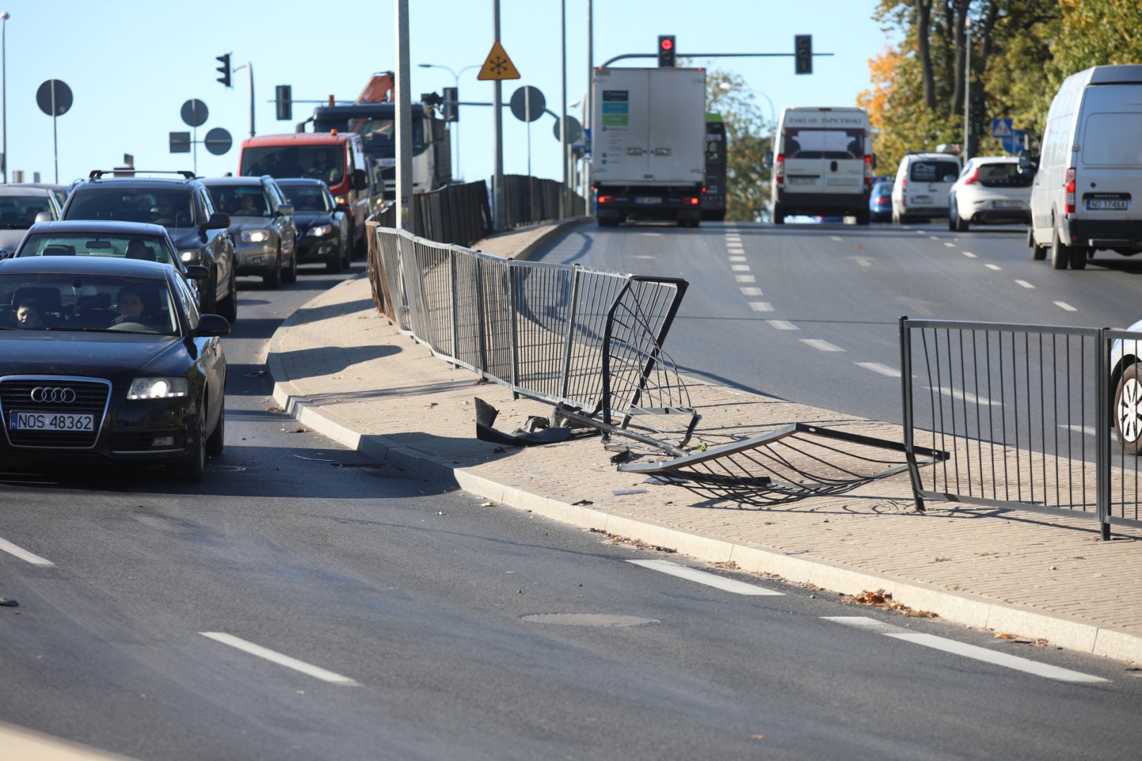Pijany 27-latek wyłamał barierki na al. Wojska Polskiego w Olsztynie [WIDEO]