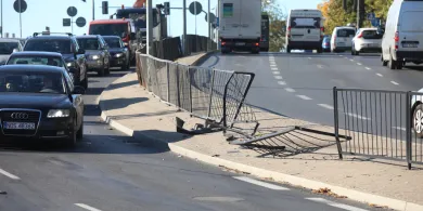 Pijany 27-latek wyłamał barierki na al. Wojska Polskiego w Olsztynie [WIDEO]