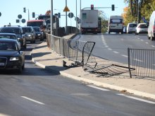 Pijany 27-latek wyłamał barierki na al. Wojska Polskiego w Olsztynie [WIDEO]