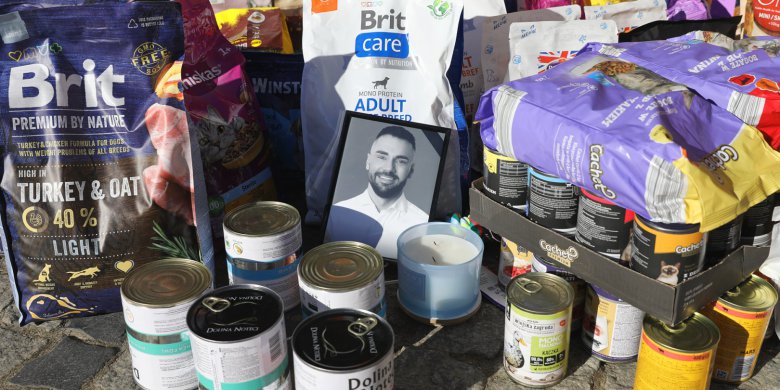 Olsztyn żegna tragicznie zmarłego posła, Łukasza Litewkę. Niezwykła inicjatywa na Targu Rybnym [AKTUALIZACJA, ZDJĘCIA, WIDEO]