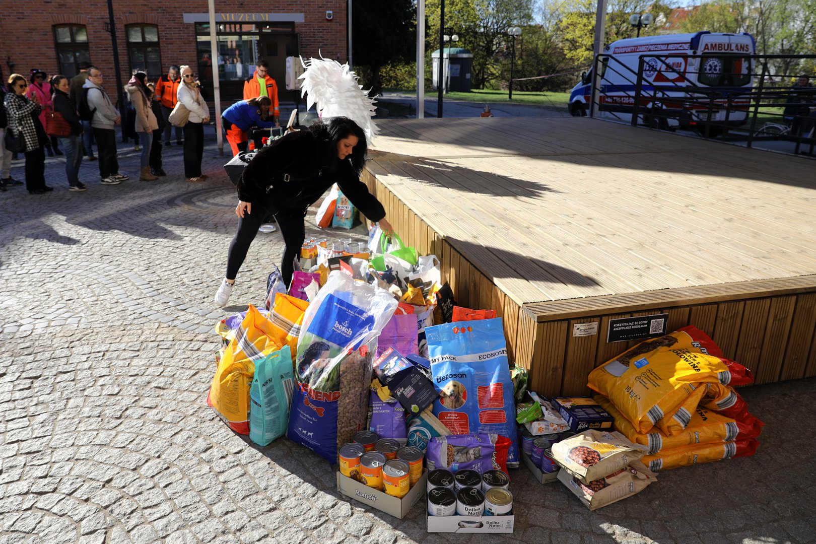 Olsztyn żegna tragicznie zmarłego posła, Łukasza Litewkę. Niezwykła inicjatywa na Targu Rybnym [AKTUALIZACJA, ZDJĘCIA, WIDEO]