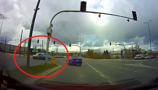 Czerwone światło nie powstrzymało kierującego Fiatem. Mamy nagranie z kolizji na al. Sikorskiego [WIDEO]