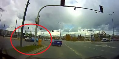 Artykuł: Czerwone światło nie powstrzymało kierującego Fiatem. Mamy nagranie z kolizji na al. Sikorskiego [WIDEO]